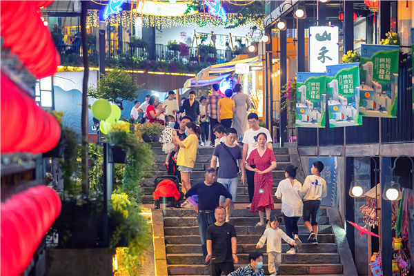 "五一"期间,骑龙巷夜市人如织,充满了市井滋味和烟火气息.