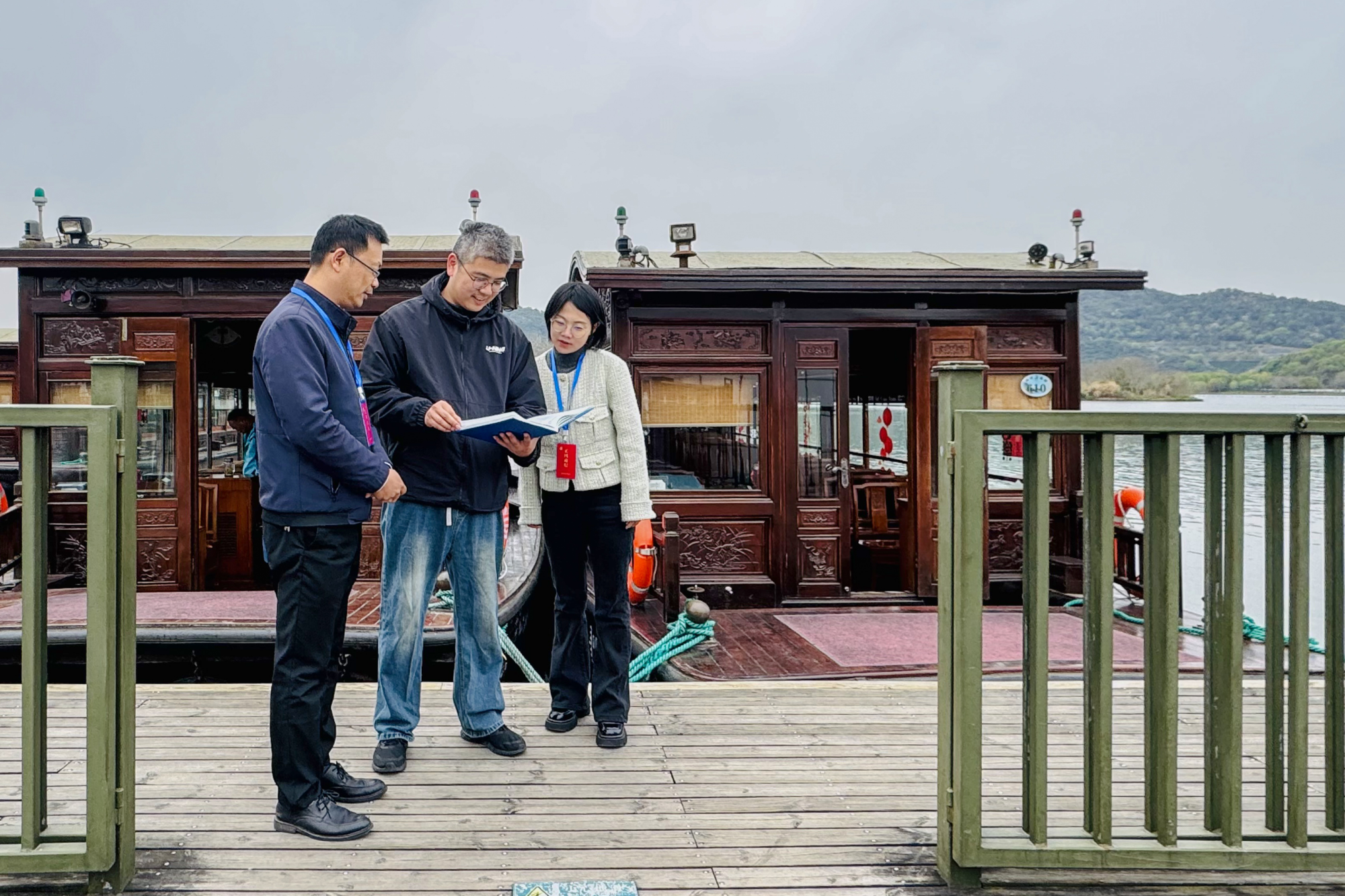 萧山区纪委监委紧盯违规旅游及其隐形变异新动向，联合相关职能部门，深入辖区内各旅游景点开展检查，严查“借道游”“夹私游”等隐形变异“四风”问题。图为联合监督检查组在湘湖景区游船码头开展检查。萧清 摄.png