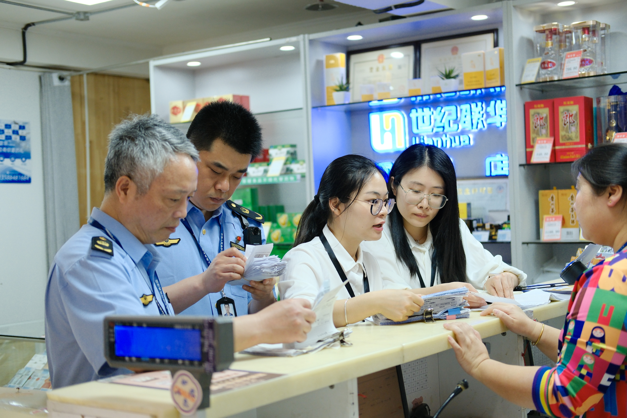 拱墅区纪委监委聚焦“四风”隐形变异问题，紧盯“关键少数”、重点场所、突出问题，联合市场监管等职能部门强化明察暗访、监督检查，持续发力严防“四风”问题反弹回潮，营造风清气正节日氛围。图为该区武林街道纪工委联合市场监管所对公款购买节礼情况进行监督检查。舒涟姝 摄.jpg